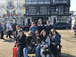 photo_5467646303463477969_y
